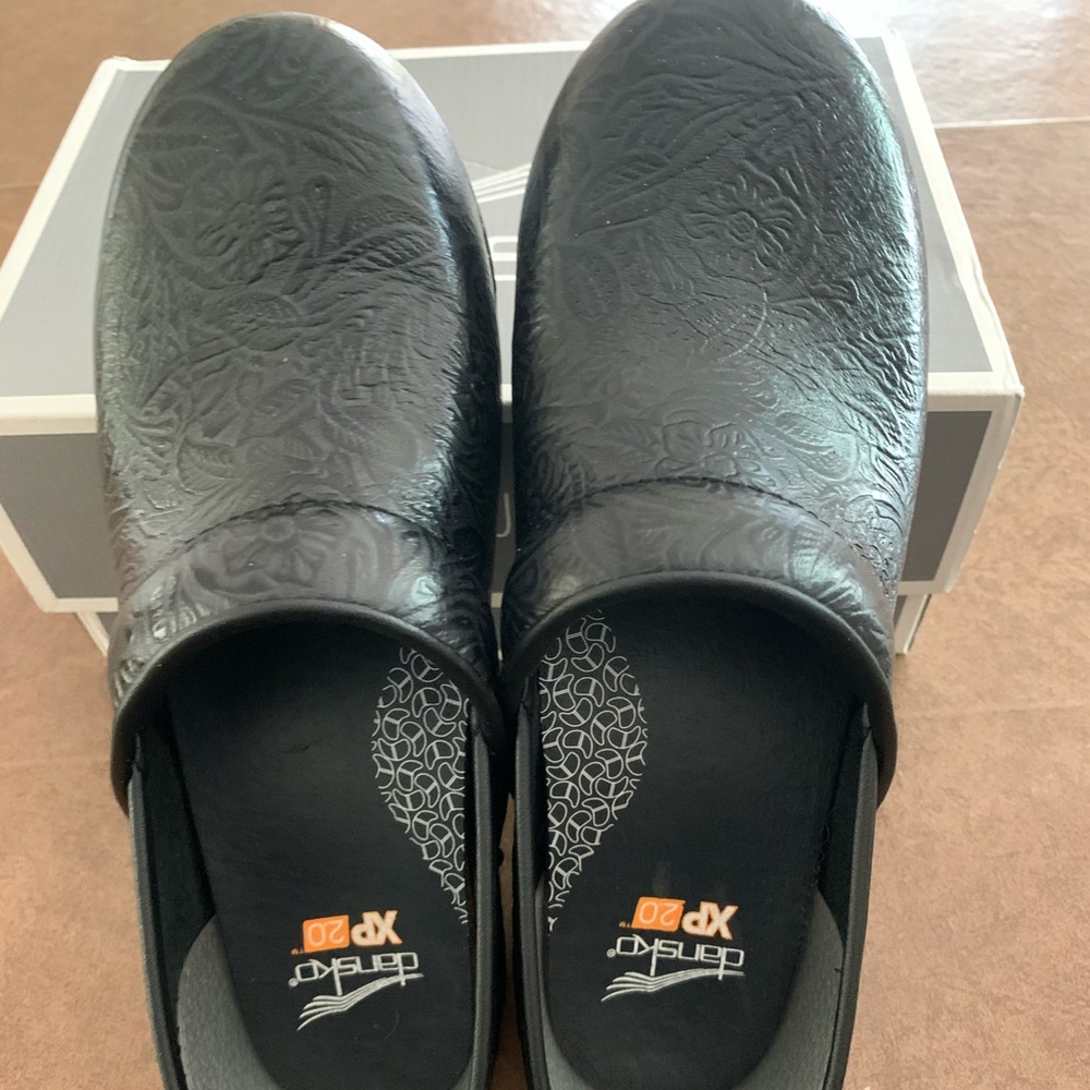 Dansko XP 2.0 Floral Tooled Black